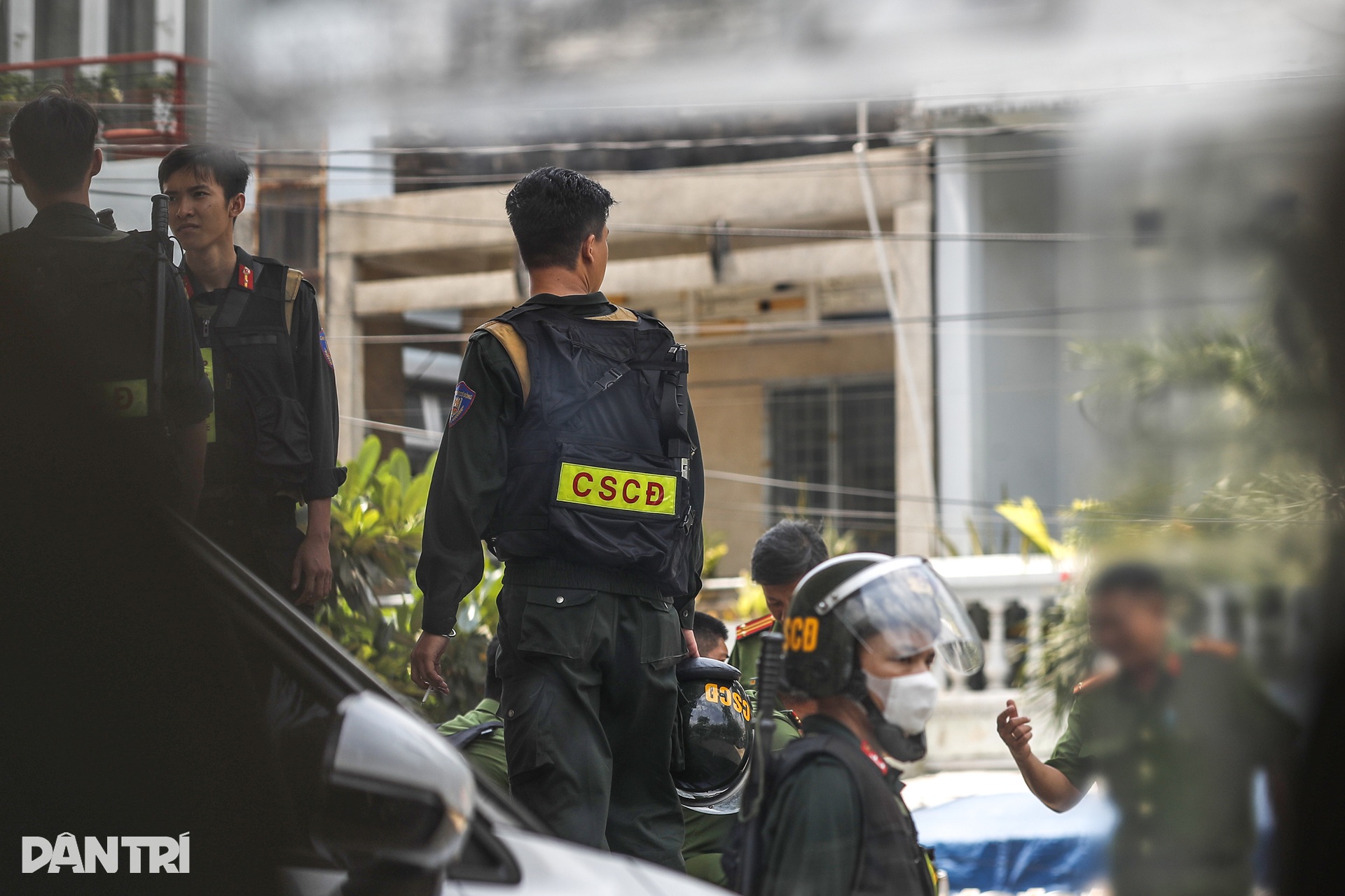 Cận cảnh hàng trăm cảnh sát bao vây công ty mua bán nợ ở TPHCM - 5