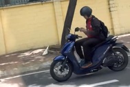Thanh niên buông 2 tay, dùng điện thoại khi chạy xe ở TPHCM