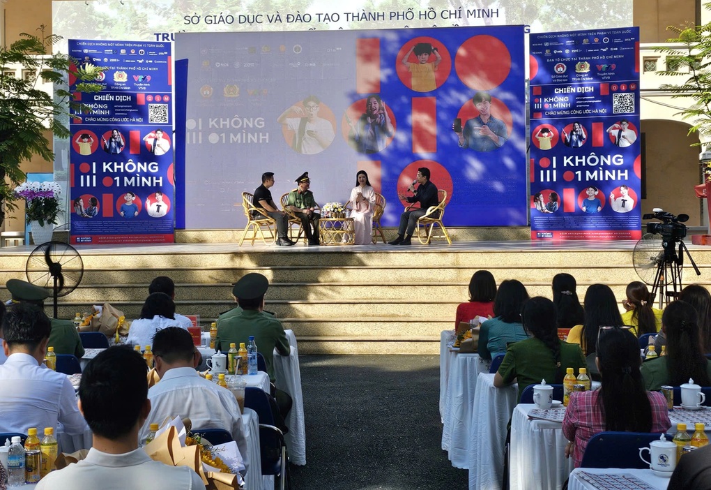Công an TPHCM phát động chiến dịch bảo vệ trẻ em trước cạm bẫy trực tuyến - 1 Công an TPHCM phát động chiến dịch bảo vệ trẻ em trước cạm bẫy trực tuyến - 1