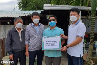 Hơn 100 triệu đồng đến với người cha mù 2 mắt khi kiếm cơm nuôi con thơ