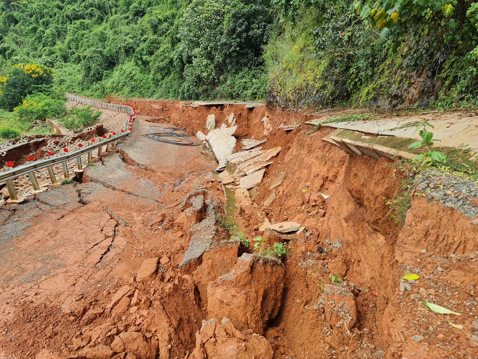 Vừa được UNESCO ghi danh, công trình đường phục vụ gần 27 tỷ đã tan tác - 1 Vừa được UNESCO ghi danh, công trình đường phục vụ gần 27 tỷ đã tan tác - 1