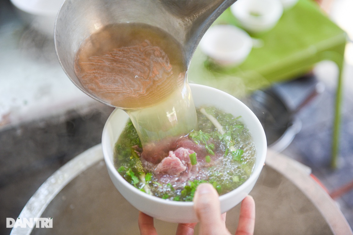 Quán phở 70 tuổi ở Hà Nội, ông chủ bán vèo 400 bát trong vài giờ - 6 Quán phở 70 tuổi ở Hà Nội, ông chủ bán vèo 400 bát trong vài giờ - 6