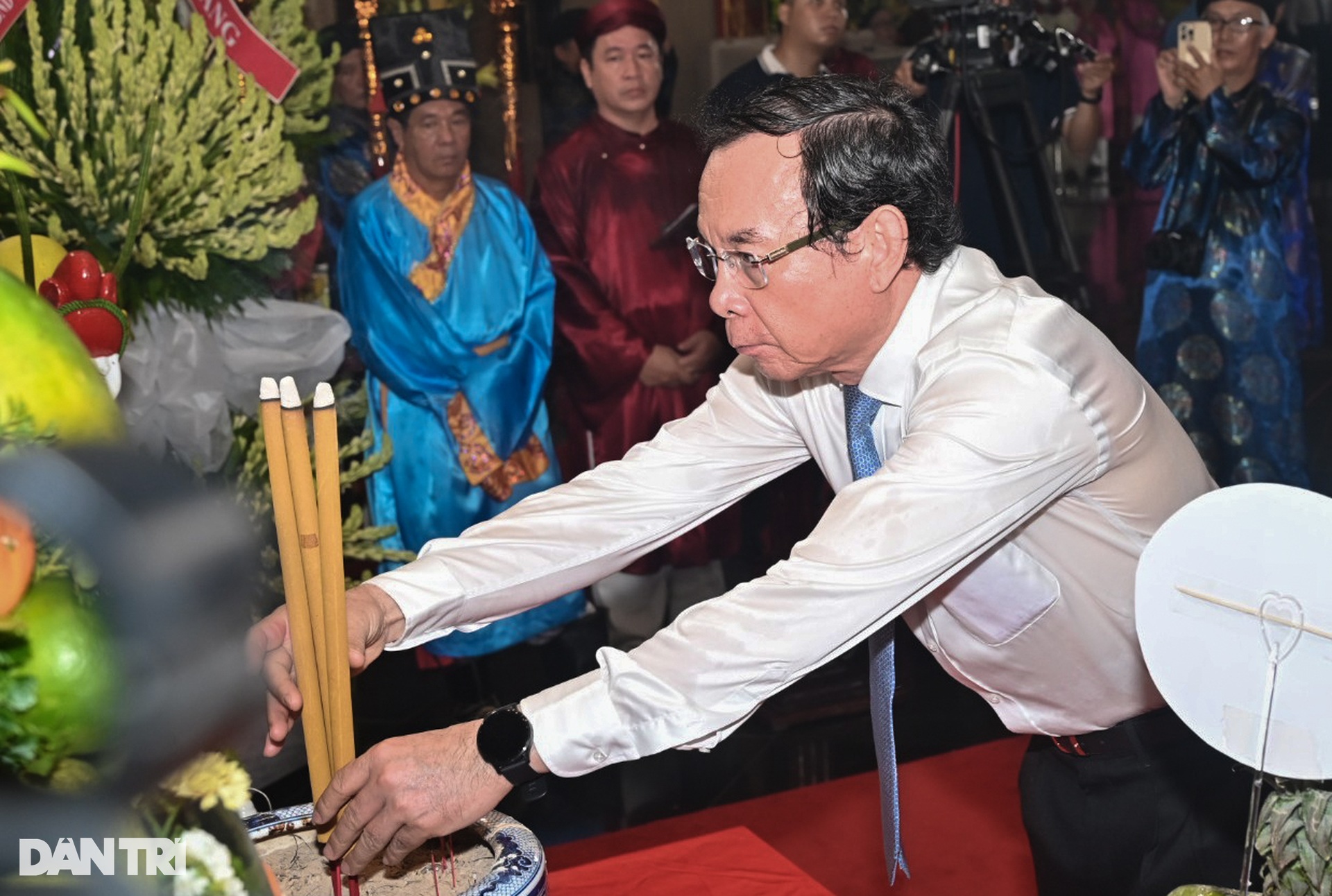 Người dân TPHCM xếp hàng dài dâng hương Giỗ Tổ Hùng Vương - 8 Người dân TPHCM xếp hàng dài dâng hương Giỗ Tổ Hùng Vương - 8