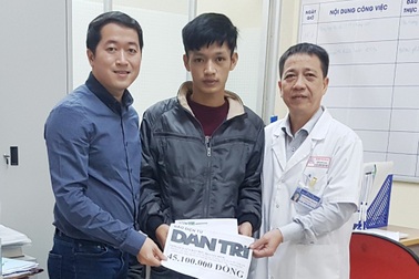 Trao hơn 45 triệu đồng đến em Phan Văn Ngọc