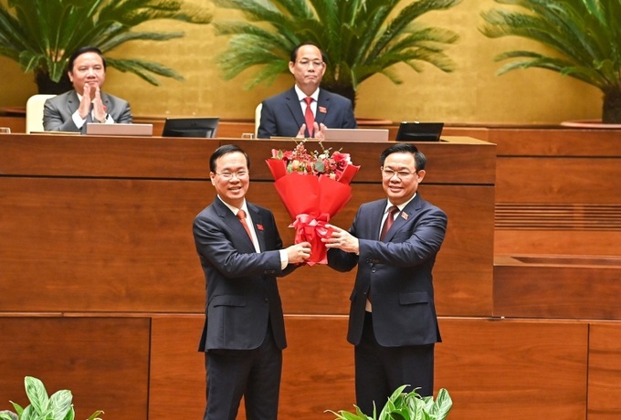 Chủ tịch Quốc hội Vương Đình Huệ tặng hoa chúc mừng Chủ tịch nước Võ Văn Thưởng.