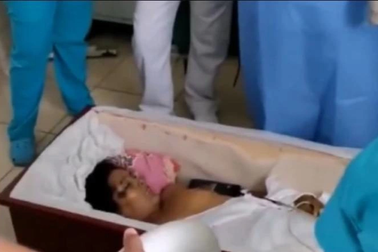 "Người chết" gõ nắp quan tài khi đi hỏa thiêu trong đám tang chính mình