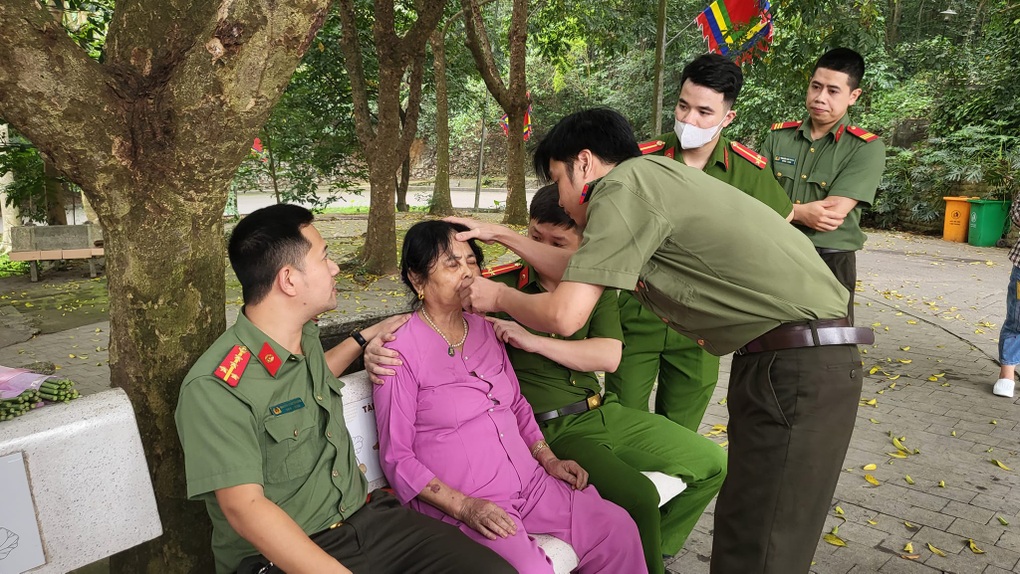 Công an cứu bà cụ 77 tuổi bị ngất xỉu khi đi lễ Đền Hùng - 1 Công an cứu bà cụ 77 tuổi bị ngất xỉu khi đi lễ Đền Hùng - 1