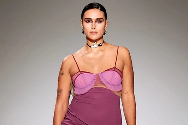 Không có vóc dáng gầy, nữ người mẫu Hà Lan vẫn đắt show thời trang