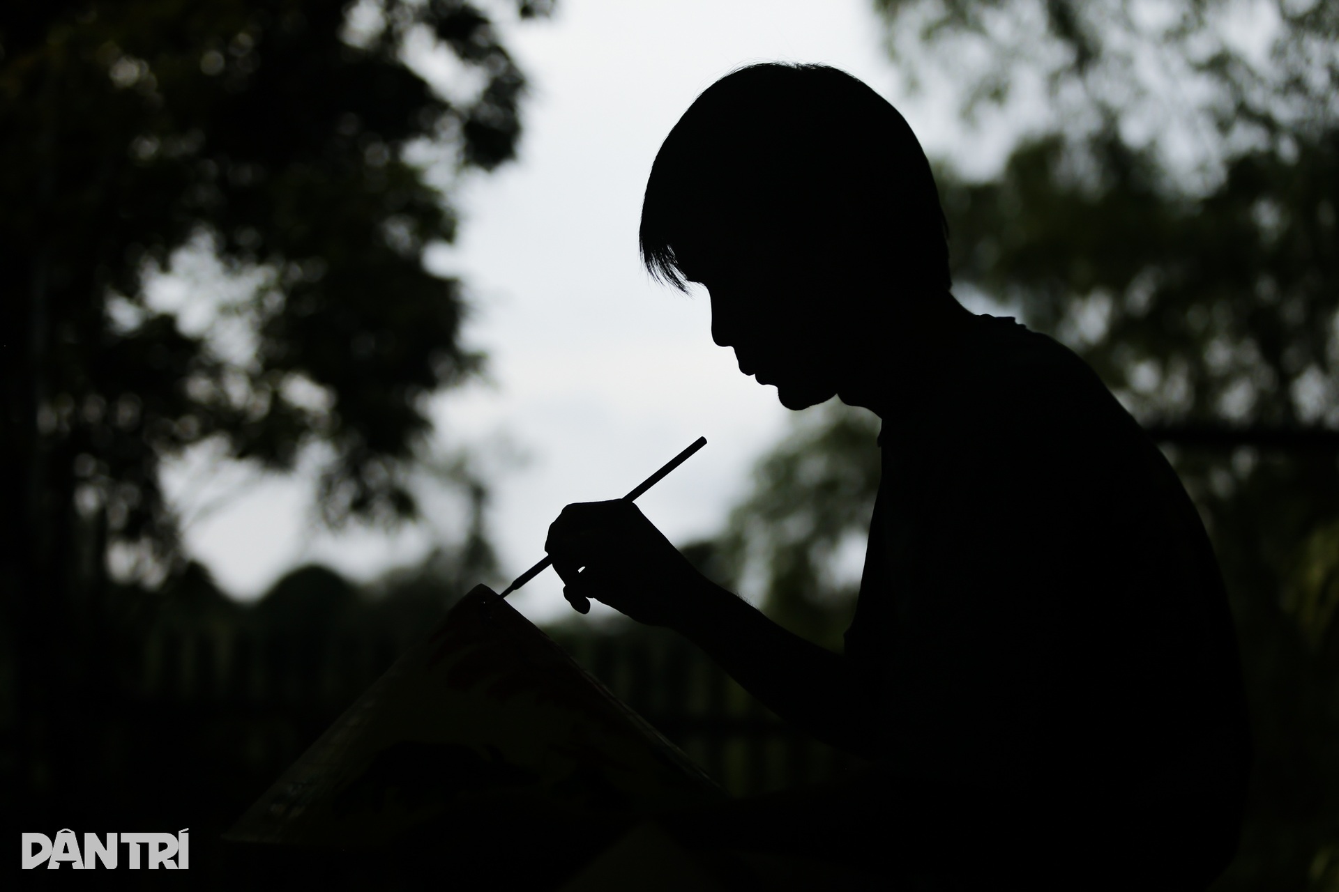 Kiếm bạc triệu từ việc hướng dẫn khách Tây vẽ cố đô Huế trên nón lá - 12 Kiếm bạc triệu từ việc hướng dẫn khách Tây vẽ cố đô Huế trên nón lá - 12