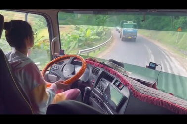 Cô gái trẻ lái xe tải "cực mượt" khiến nhiều người thán phục