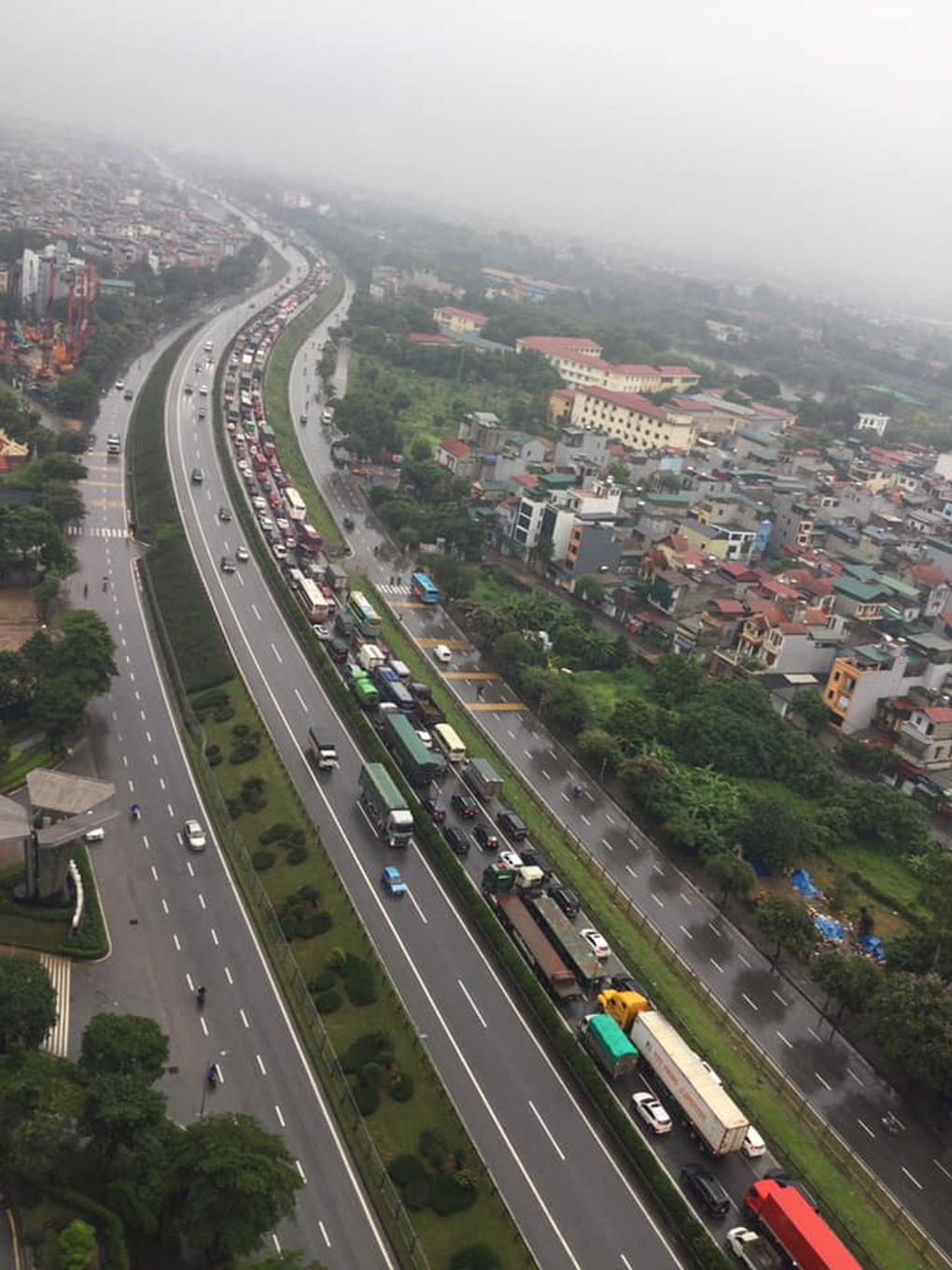 Ô tô đâm nhau trên cầu Thanh Trì, đường vành đai 3 ùn tắc kéo dài - 2 Ô tô đâm nhau trên cầu Thanh Trì, đường vành đai 3 ùn tắc kéo dài - 2