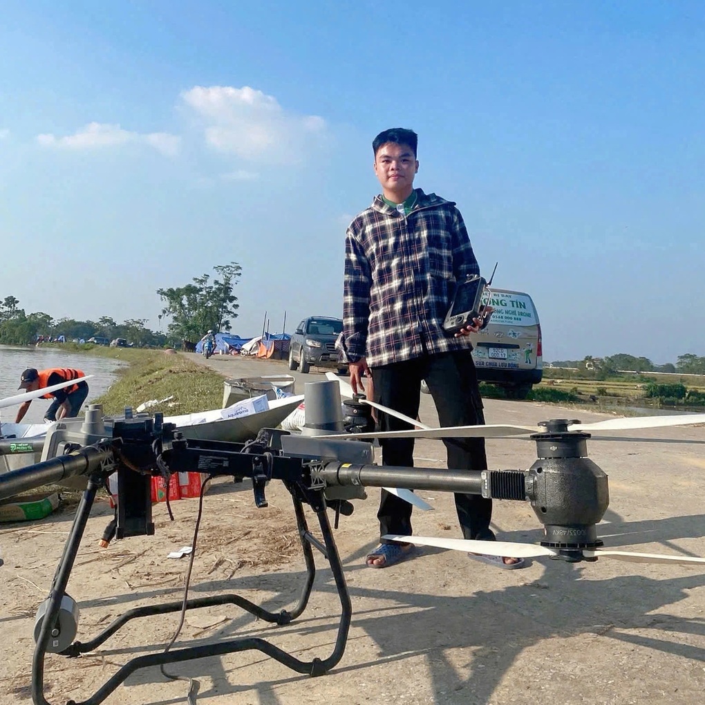 Chàng trai dùng máy bay không người lái chuyển đồ cứu trợ vùng lũ Bắc Ninh - 1 Chàng trai dùng máy bay không người lái chuyển đồ cứu trợ vùng lũ Bắc Ninh - 1