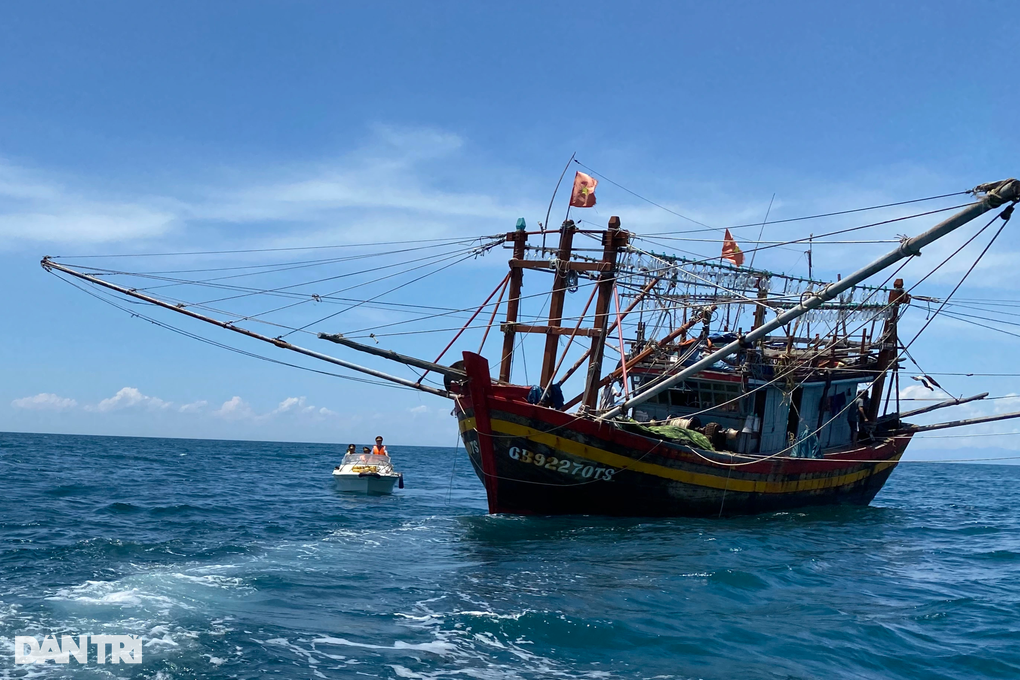 Vụ 2 tàu cá Quảng Bình chìm trên biển: Tìm thấy thi thể 1 ngư dân - 1 Vụ 2 tàu cá Quảng Bình chìm trên biển: Tìm thấy thi thể 1 ngư dân - 1