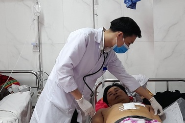 Can ngăn người khác cãi nhau, người thu tiền điện bị đâm trọng thương