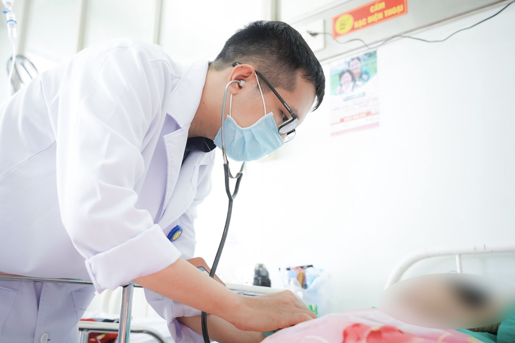 Ô tô chở đoàn hành hương 24 người tông vào xe tải, nhiều nạn nhân cấp cứu - 1 Ô tô chở đoàn hành hương 24 người tông vào xe tải, nhiều nạn nhân cấp cứu - 1