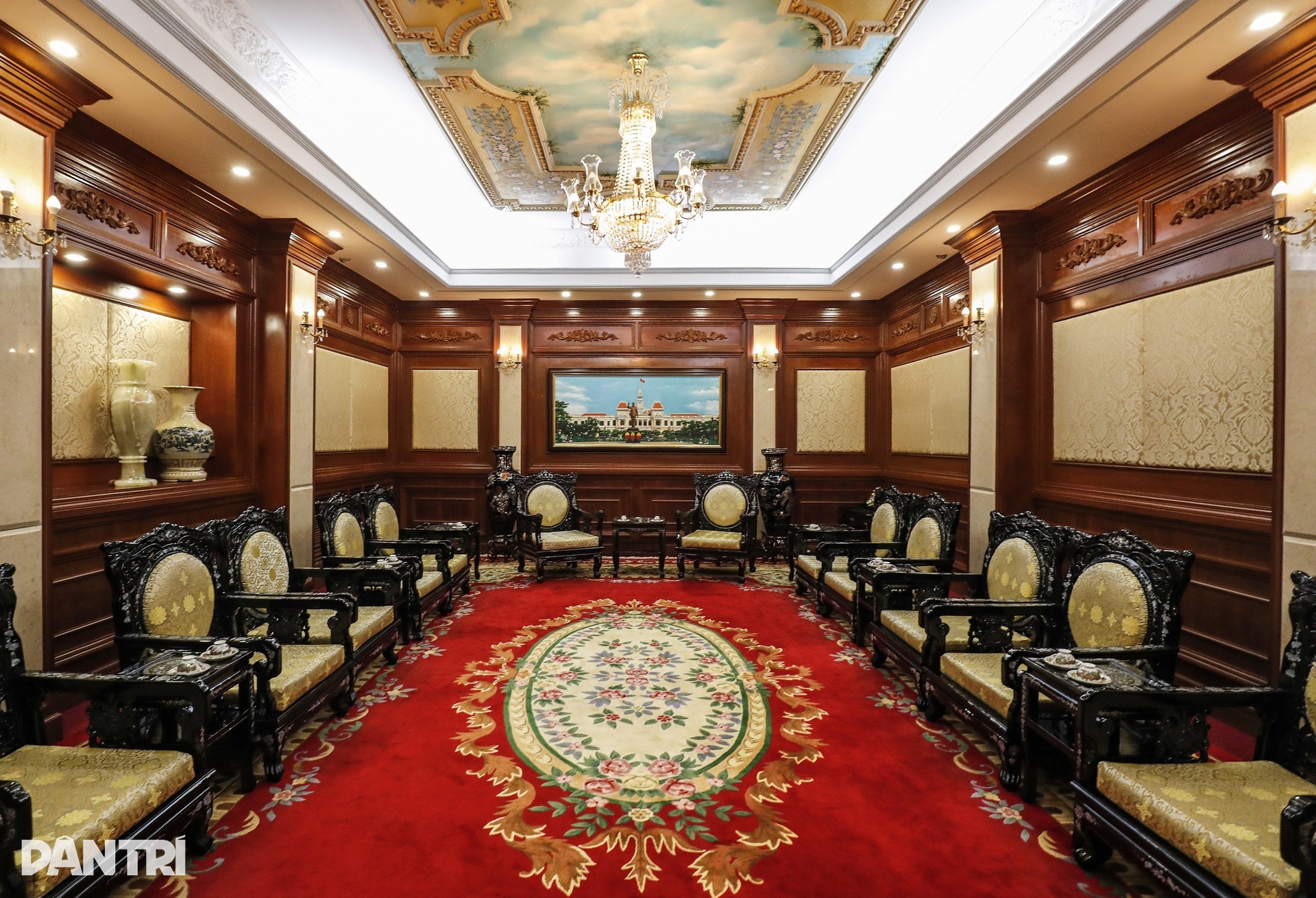 Kiến trúc độc đáo của trụ sở UBND TPHCM khiến du khách trầm trồ - 9 Kiến trúc độc đáo của trụ sở UBND TPHCM khiến du khách trầm trồ - 9