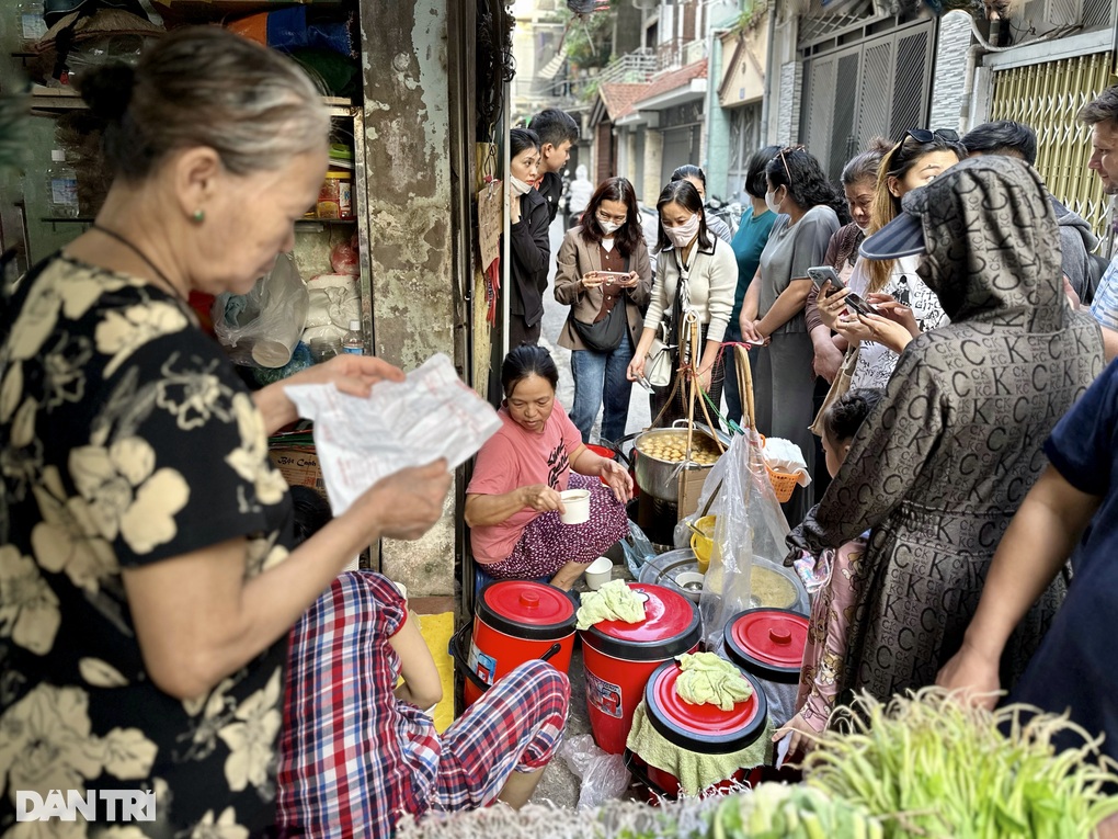 Khách nín thở ăn bánh trôi tàu vừa bưng bát, vừa sợ bị đuổi ở Hà Nội - 2