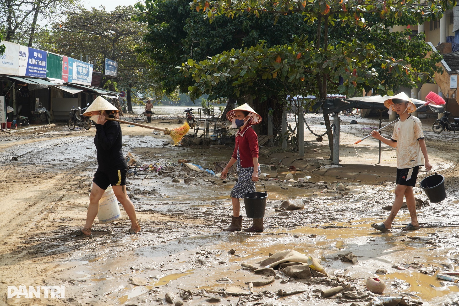 Bùn non và rác thải bủa vây, người dân vùng lũ Quảng Bình tất bật dọn dẹp - 11 Bùn non và rác thải bủa vây, người dân vùng lũ Quảng Bình tất bật dọn dẹp - 11