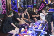 Nhiều đôi nam nữ rủ nhau vào quán karaoke "phê" ma túy