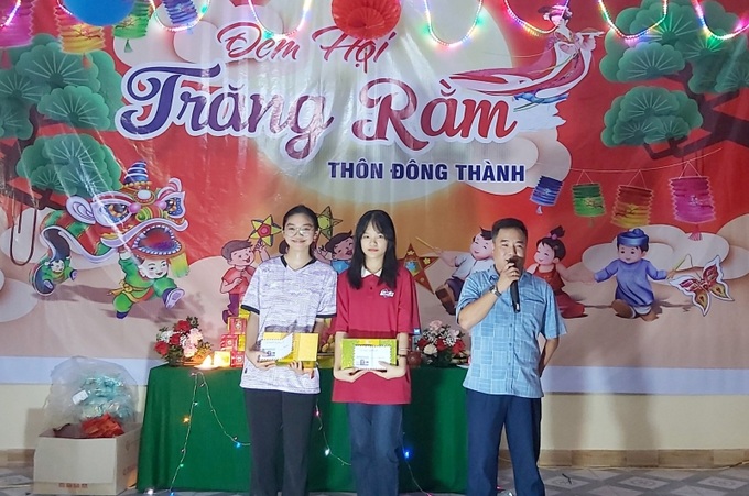 Thầy Đào Thanh Hương trao thưởng từ Quỹ khuyến học Song Hương cho các em học sinh vượt khó, học giỏi (Ảnh: NVCC)