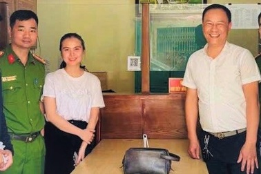 Người đàn ông Hà Nội đánh rơi 500 triệu đồng, vui mừng nhận lại ở Hòa Bình