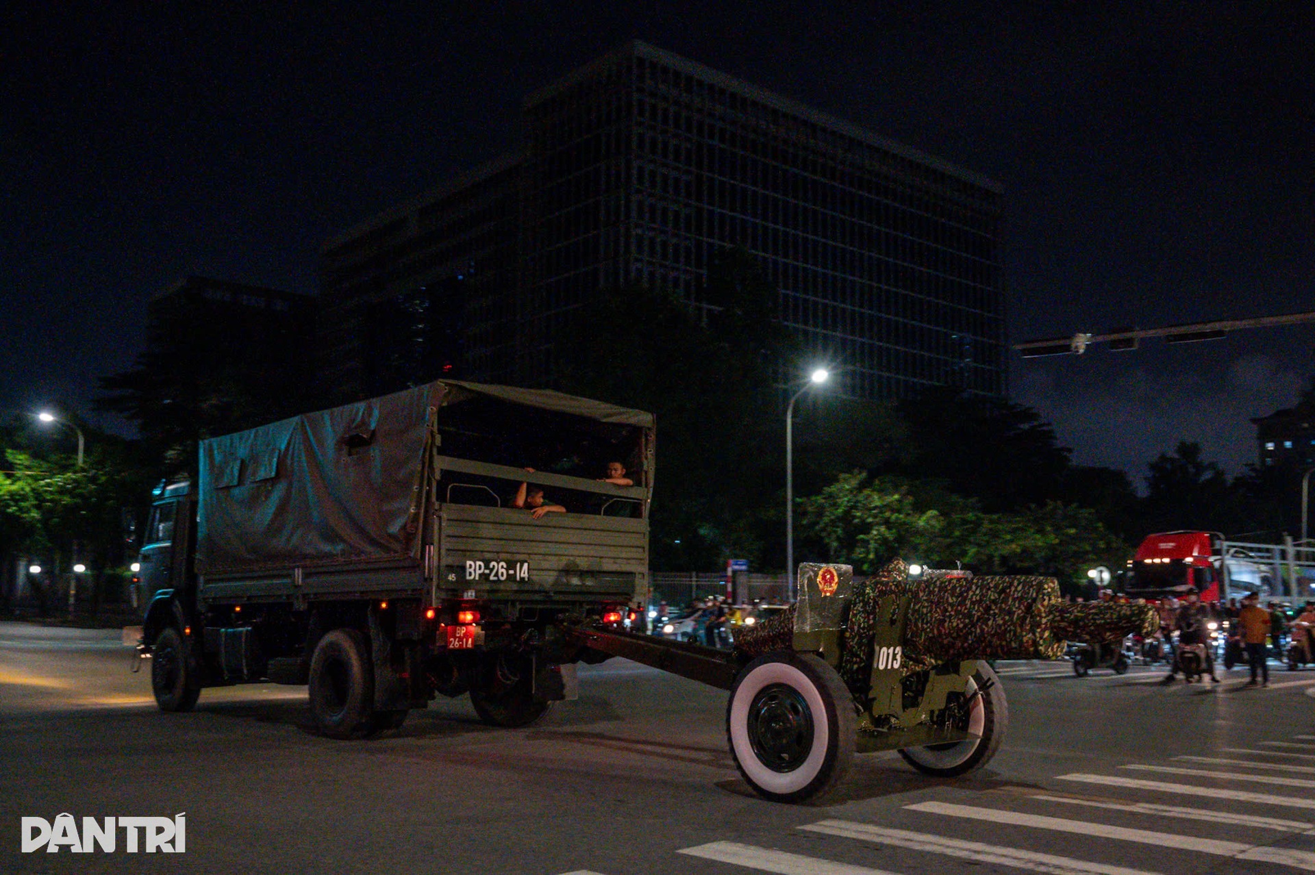 Người dân reo hò chào đón dàn xe pháo quân sự tiến vào thủ đô - 10