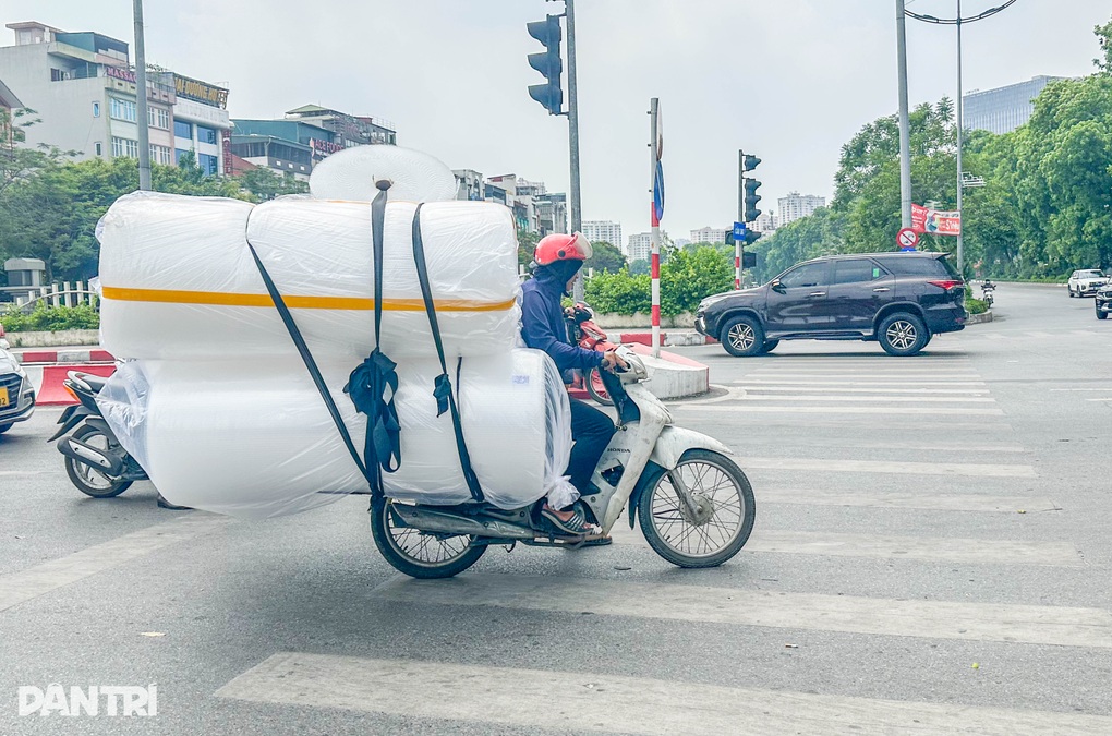 Xe máy chở hàng chất cao như núi nghênh ngang trên đường phố Hà Nội - 1 Xe máy chở hàng chất cao như núi nghênh ngang trên đường phố Hà Nội - 1