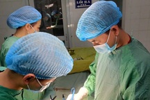 Giải thoát cho nam bệnh nhân đeo khối u mỡ khổng lồ ở vùng kín