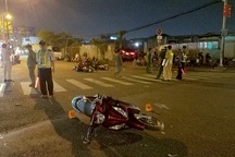 Ô tô tông hàng loạt xe máy, 5 người bị thương