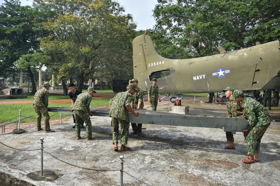 Cận cảnh tháo dỡ 4 máy bay thời chiến tại Di tích Quốc Tử Giám - 18 Cận cảnh tháo dỡ 4 máy bay thời chiến tại Di tích Quốc Tử Giám - 18