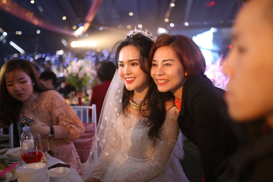 Cô dâu của cầu thủ Duy Mạnh mặc váy cưới, trang sức kim cương tiền tỷ - 4 Cô dâu của cầu thủ Duy Mạnh mặc váy cưới, trang sức kim cương tiền tỷ - 4