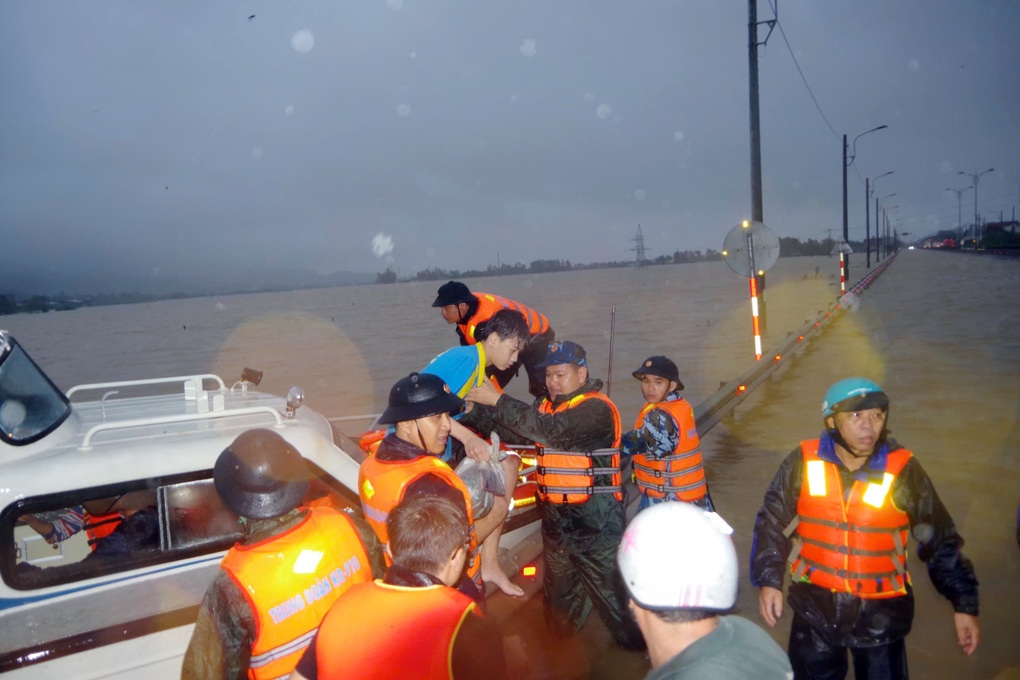 Trung đoàn không quân 910 ứng cứu hơn 500 người bị nước lũ cô lập ở Phú Yên - 2