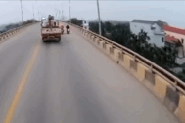 Ô tô tải chèn ngã xe máy rồi bỏ chạy khiến cộng đồng phẫn nộ