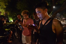 Bạn trẻ nửa đêm lọ mọ đi bắt Pokemon ở Hà Nội