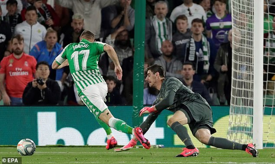 Thua sốc Betis, Real Madrid mất ngôi đầu bảng vào tay Barcelona - 6 Thua sốc Betis, Real Madrid mất ngôi đầu bảng vào tay Barcelona - 6