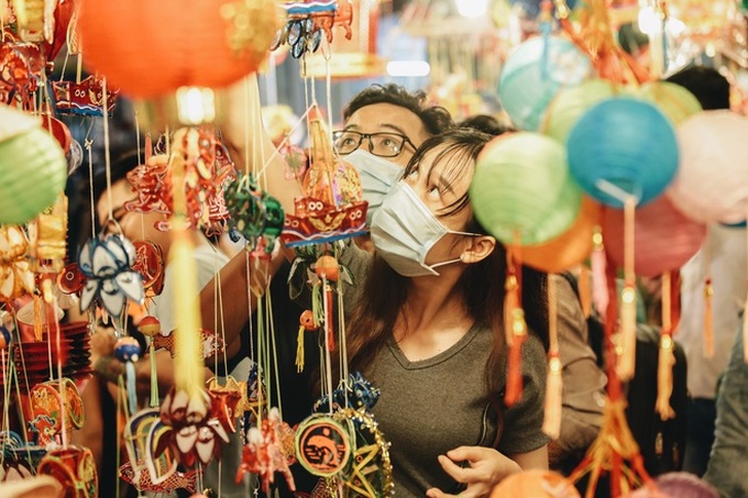 Người Sài Gòn đeo khẩu trang, đón Trung thu sớm trên phố lồng đèn - Ảnh 8. Người Sài Gòn đeo khẩu trang, đón Trung thu sớm trên phố lồng đèn - Ảnh 8.
