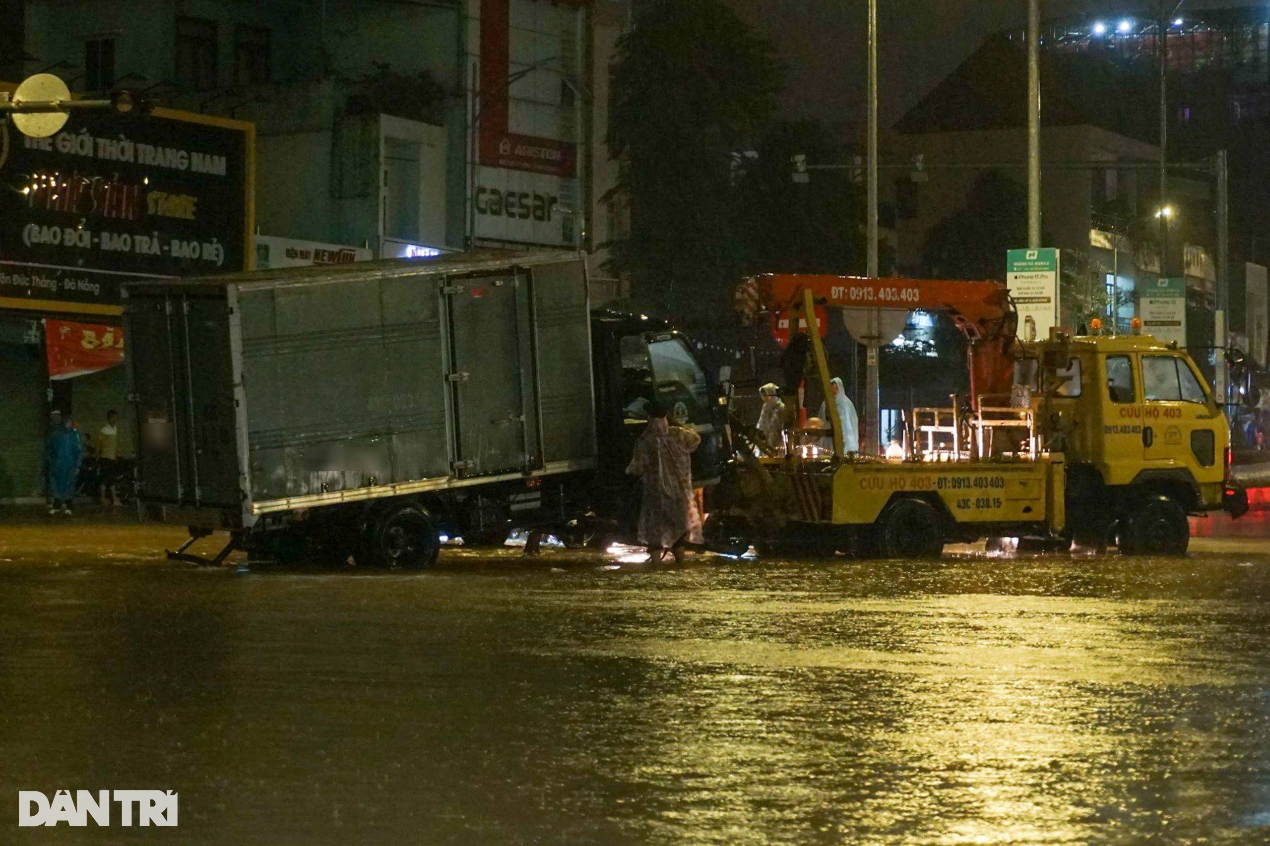 Tài xế bất lực để xe chìm trong nước trên đường phố Đà Nẵng - 3