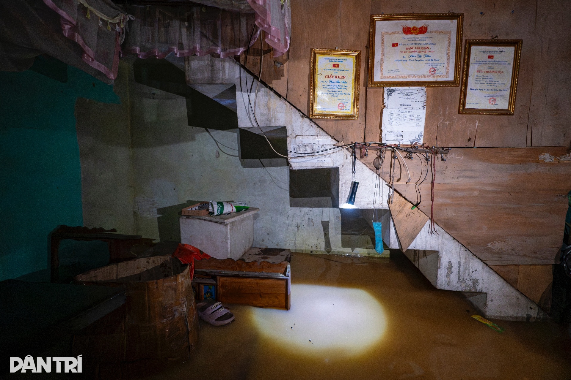 Bỏ ti vi, tủ lạnh... người dân Bắc Ninh trắng đêm chạy lũ lịch sử - 2 Bỏ ti vi, tủ lạnh... người dân Bắc Ninh trắng đêm chạy lũ lịch sử - 2