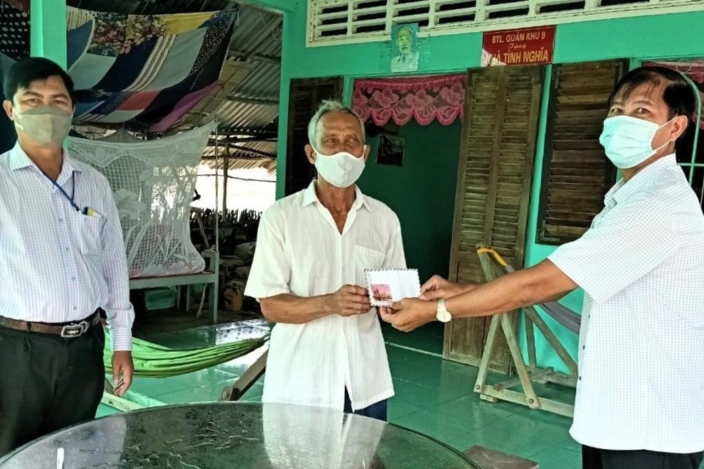 Tri ân 27/7: Những suất quà được trao giữa tâm dịch Covid-19 tại ĐBSCL - 2 Tri ân 27/7: Những suất quà được trao giữa tâm dịch Covid-19 tại ĐBSCL - 2