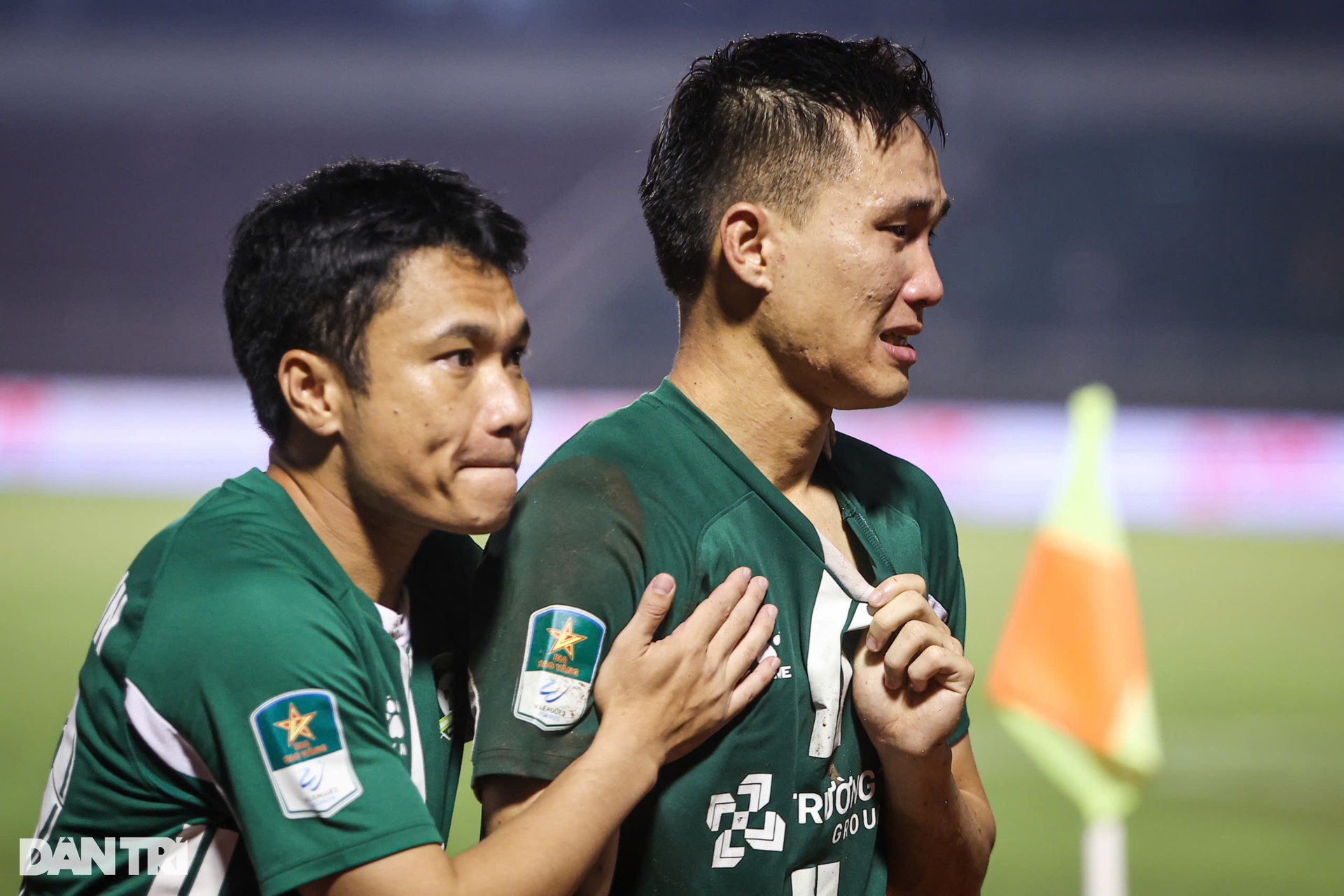 Công Phượng và đồng đội rơi lệ sau khi lỡ chuyến tàu thăng hạng - 4 Công Phượng và đồng đội rơi lệ sau khi lỡ chuyến tàu thăng hạng - 4