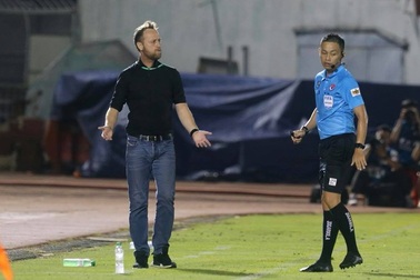 Vì sao trọng tài "bơ" cái bắt tay từ thầy Lee Nguyễn?