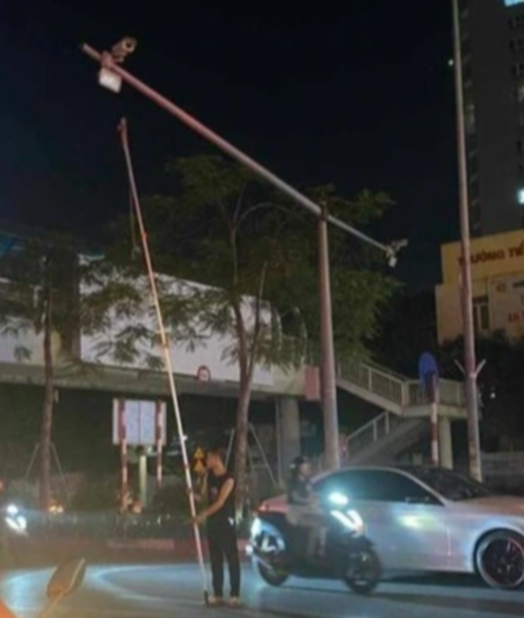 Thực hư thông tin thanh niên cầm sào chọc camera giám sát vì bị phạt nguội - 1 Thực hư thông tin thanh niên cầm sào chọc camera giám sát vì bị phạt nguội - 1
