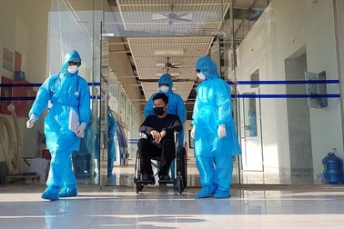 Tận mắt chứng kiến tình huống phát hiện trường hợp nghi nhiễm virus corona