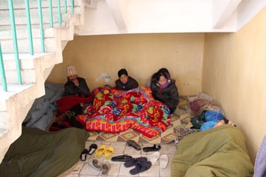 Xót xa cảnh tránh rét dưới gầm cầu thang bệnh viện