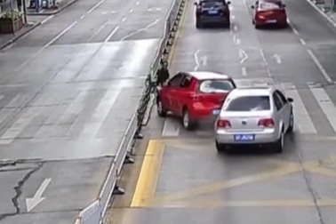 Đi bộ sang đường đúng luật, người đàn ông vẫn bất ngờ gặp tai nạn