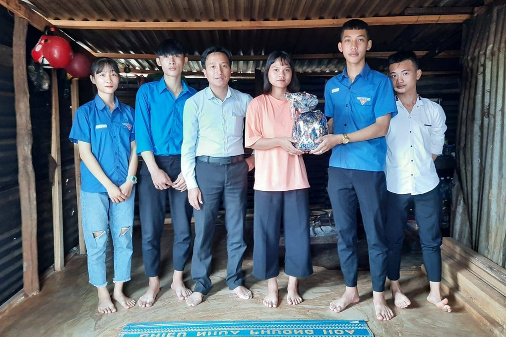 Những giáo viên nặng lòng với sự nghiệp trồng người ở vùng cao - 9 Những giáo viên nặng lòng với sự nghiệp trồng người ở vùng cao - 9