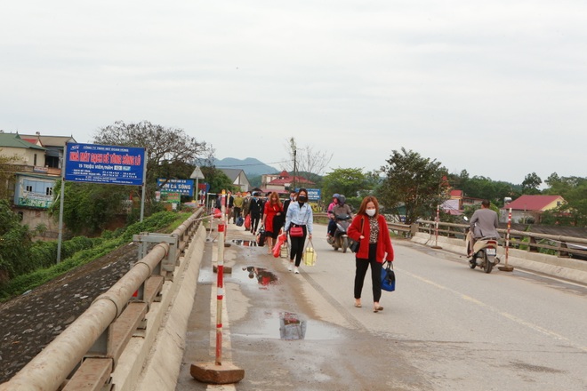 Cầu Đoan Hùng xuống cấp nghiêm trọng, người dân “chật vật” đi bộ qua cầu - 2 Cầu Đoan Hùng xuống cấp nghiêm trọng, người dân “chật vật” đi bộ qua cầu - 2