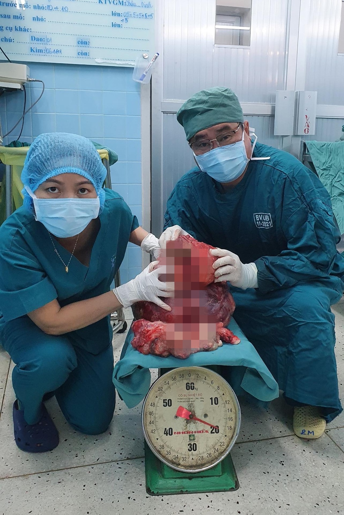 Uống thuốc nam khiến khối u 20kg ăn đến xương, người mẹ 24 tuổi nguy kịch - 3 Uống thuốc nam khiến khối u 20kg ăn đến xương, người mẹ 24 tuổi nguy kịch - 3