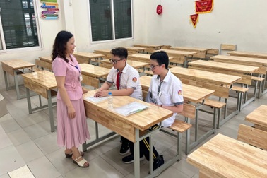 Hà Nội: Thí sinh bị gãy tay phải làm bài thế nào ở phòng thi đặc biệt?