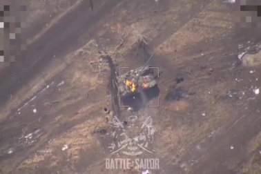 Xe tăng Ukraine bốc cháy sau cuộc tấn công của Nga